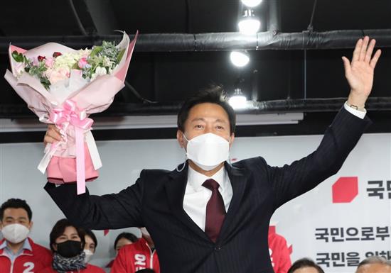 当地时间2021年4月7日，韩国首尔，在首尔市长补选中，韩国国民力量候选人吴世勋最终以57.5%的得票率当选。? 澎湃影像 图